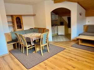 a kitchen and dining room with a table and chairs at Ferienwohnungen Luxner in Fügen