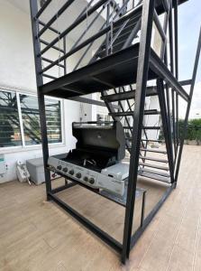 een grill op het dek van een boot bij Villa Soleil, Face a la Mer C1 in Cotonou