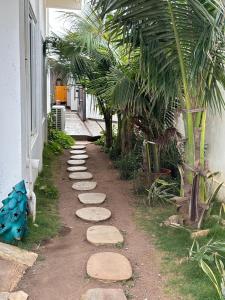 een pad met treden voor een gebouw bij Villa Soleil, Face a la Mer C1 in Cotonou
