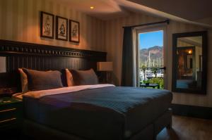 una camera da letto con un letto e una grande finestra di Hotel Marina Bay Göcek a Göcek
