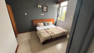 ein kleines Schlafzimmer mit einem Bett und einem Fenster in der Unterkunft Eab APARTMENT in Santeo