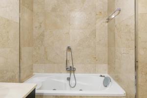 eine Badewanne mit Dusche im Bad in der Unterkunft Design Gardens Nº2 in Bicas