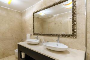 ein Badezimmer mit zwei Waschbecken und einem Spiegel in der Unterkunft Design Gardens Nº2 in Bicas + 33 Fotos