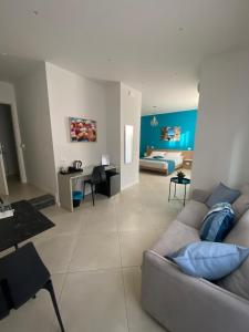 un salon avec un canapé et un bureau dans l'établissement Maqueda Suites, à Palerme
