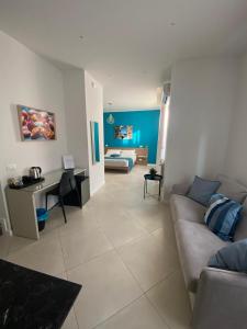 un salon avec un canapé et une table dans l'établissement Maqueda Suites, à Palerme