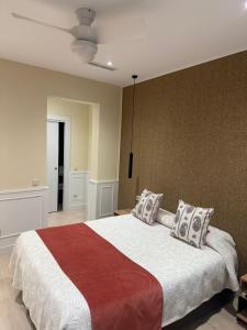 Un dormitorio con una cama grande en una habitación. en Cálamo Guesthouse, en Madrid