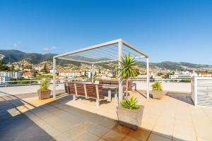 pawilon na dachu budynku z ławkami w obiekcie Design Gardens Nº2 w mieście Bicas