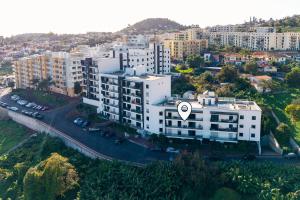 widok z góry na duży biały budynek w mieście w obiekcie Design Gardens Nº2 w mieście Bicas