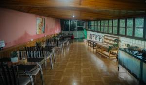 ein Zimmer mit Tischen und Stühlen in einem Restaurant in der Unterkunft Divine Door Wellness Center in Suryodaya + 21 Fotos