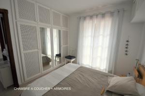Caleta de InteriánにあるAlmar Apartmentのベッドルーム(ベッド1台、大きな鏡付)