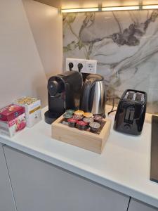 un bancone con un vassoio di cupcake e un bollitore per il tè di Mateo rezidence a Bistriţa