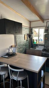 Kuchyň nebo kuchyňský kout v ubytování Quellón Cabaña