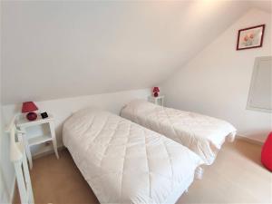 En eller flere senge i et værelse på Appartement avec WIFI, parking au centre de PERROS-GUIREC Réf - 953