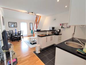 Køkken eller tekøkken på Appartement avec WIFI, parking au centre de PERROS-GUIREC Réf - 953