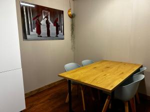 een eettafel met stoelen en een schilderij aan de muur bij Bell Tent in Elim +48 foto's