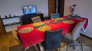 TV a/nebo společenská místnost v ubytování Oleggio Home