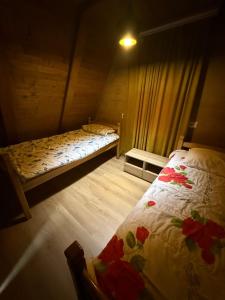 una camera da letto con due letti in una stanza di Villa Nuovo Monte a Novoberdo