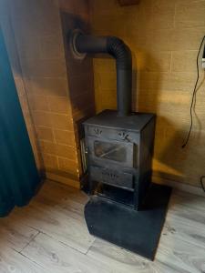 una stufa in un angolo della stanza di Villa Nuovo Monte a Novoberdo 1 altra foto