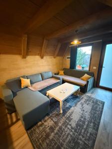 un soggiorno con un divano e un tavolo di Villa Nuovo Monte a Novoberdo