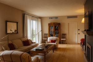 een woonkamer met een bank en een tafel bij Fonteliving RestArt in San Casciano dei Bagni