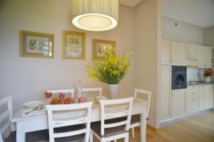 een keuken en eetkamer met een witte tafel en stoelen bij Fonteliving RestArt in San Casciano dei Bagni