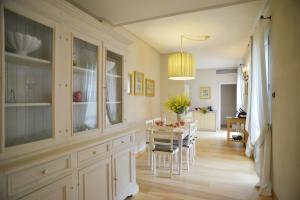 een keuken met een tafel en een eetkamer bij Fonteliving RestArt in San Casciano dei Bagni