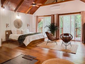 En eller flere senge i et værelse på Gaia Nature Lodges at Bluff Beach