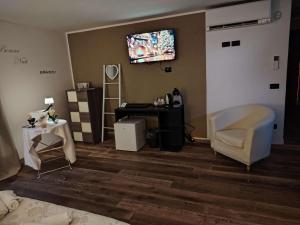 TV a/nebo společenská místnost v ubytování Relais Villa Lézard