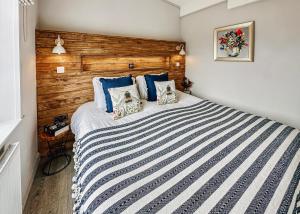 ein Schlafzimmer mit einem großen Bett und blauen Kissen in der Unterkunft Croft Farm Water Park in Tewkesbury