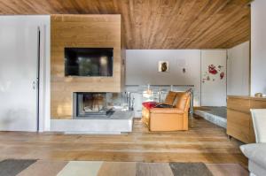 een woonkamer met een bank en een open haard bij 149 Dimora di autore in Borca di Cadore