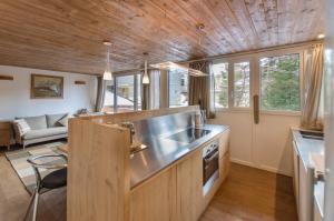 een keuken met een wastafel en een fornuis in een kamer bij 149 Dimora di autore in Borca di Cadore