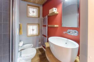 een badkamer met een witte wastafel en een toilet bij 149 Dimora di autore in Borca di Cadore +28 foto's