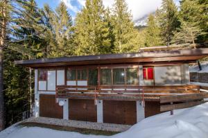 een huis in het bos in de sneeuw bij 149 Dimora di autore in Borca di Cadore