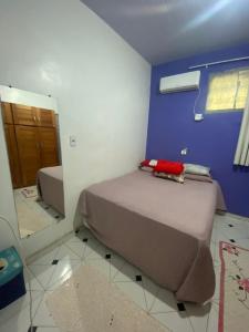 En eller flere senge i et værelse på Casa com 2 quartos, ar condicionado, Wifi, cozinha