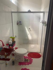 Et badeværelse på Casa com 2 quartos, ar condicionado, Wifi, cozinha