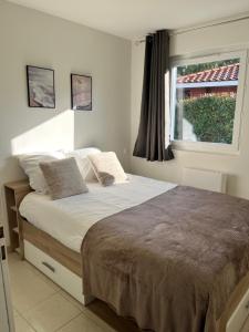 En eller flere senge i et værelse på Charmante villa + 19 billeder