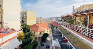 una vista aerea di una strada cittadina con edifici di Surrounded View Family - with Private Parking a Kavala