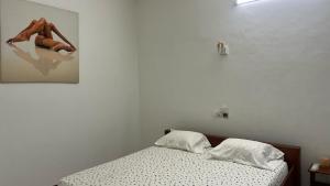- une chambre avec un lit et une photo de femme dans l'établissement Les Residences Belani - Cadjehoun, Cotonou, à Kika
