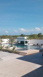 ein Gebäude mit einem Swimmingpool davor in der Unterkunft Lençóis Barreirinhas in Barreirinhas