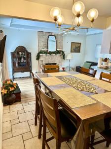 una sala da pranzo e un soggiorno con tavolo e sedie di Charming Getaway Make Memories a Sterling Heights