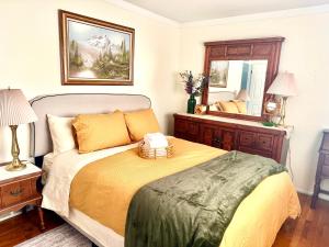una camera da letto con un letto e uno specchio di Charming Getaway Make Memories a Sterling Heights