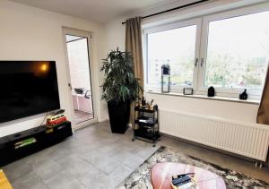 Et tv og/eller underholdning på Getaway Apartment mit Balkon - großem Doppelbett & Schlafsofa für insg 4 Pers - ruhig gelegen, ideal zum Wohlfühlen&Ankommen - Kinderbett&Hochstuhl - Messe Düsseldorf&Essen - S-Bahn