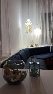 una ciotola di cibo su un tavolo in soggiorno di Brisa do Oceano - Pousada & Hostel a Caucaia