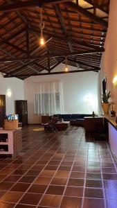 un ampio soggiorno con pavimento piastrellato di Brisa do Oceano - Pousada & Hostel a Caucaia