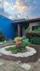 un giardino di fronte a una casa blu di Brisa do Oceano - Pousada & Hostel a Caucaia