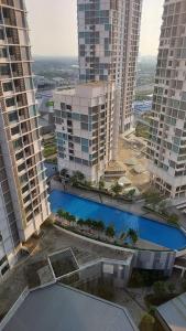 Bazén v ubytování NEW UNIT!! Super Cozy 2-Bedroom Family & Kid-FriendlyIFree WIFI&ParkingI i-City Shah Alam nebo v jeho okolí