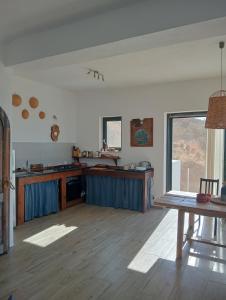 Køkken eller tekøkken på Sea Breeze Ecological Villa