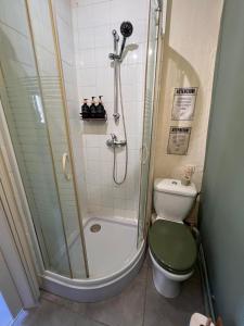 Et badeværelse på Jungle Deluxe Fontainebleau #INSEAD #CENTRE + 8 billeder