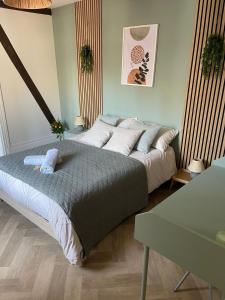 En eller flere senge i et værelse på Jungle Deluxe Fontainebleau #INSEAD #CENTRE