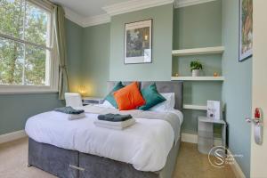 En eller flere senge i et værelse på Leamington Spa Warwick Place Apartments